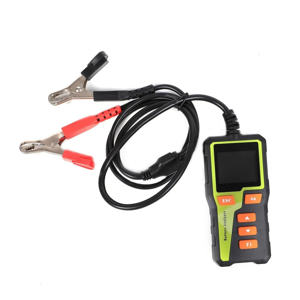 Analizador de baterías BT30 con pantalla, cables y pinzas roja y negra para conectar a la batería.
