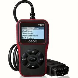 Escáner OBD2 V100 rojo y negro con pantalla, botones de navegación, cable y conector de diagnóstico integrado.
