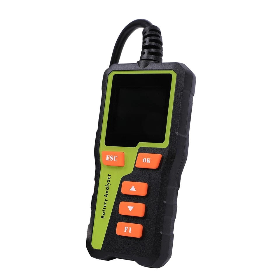 Vista frontal del analizador de baterías BT30 con pantalla, botones de navegación y carcasa protectora verde y negra.
